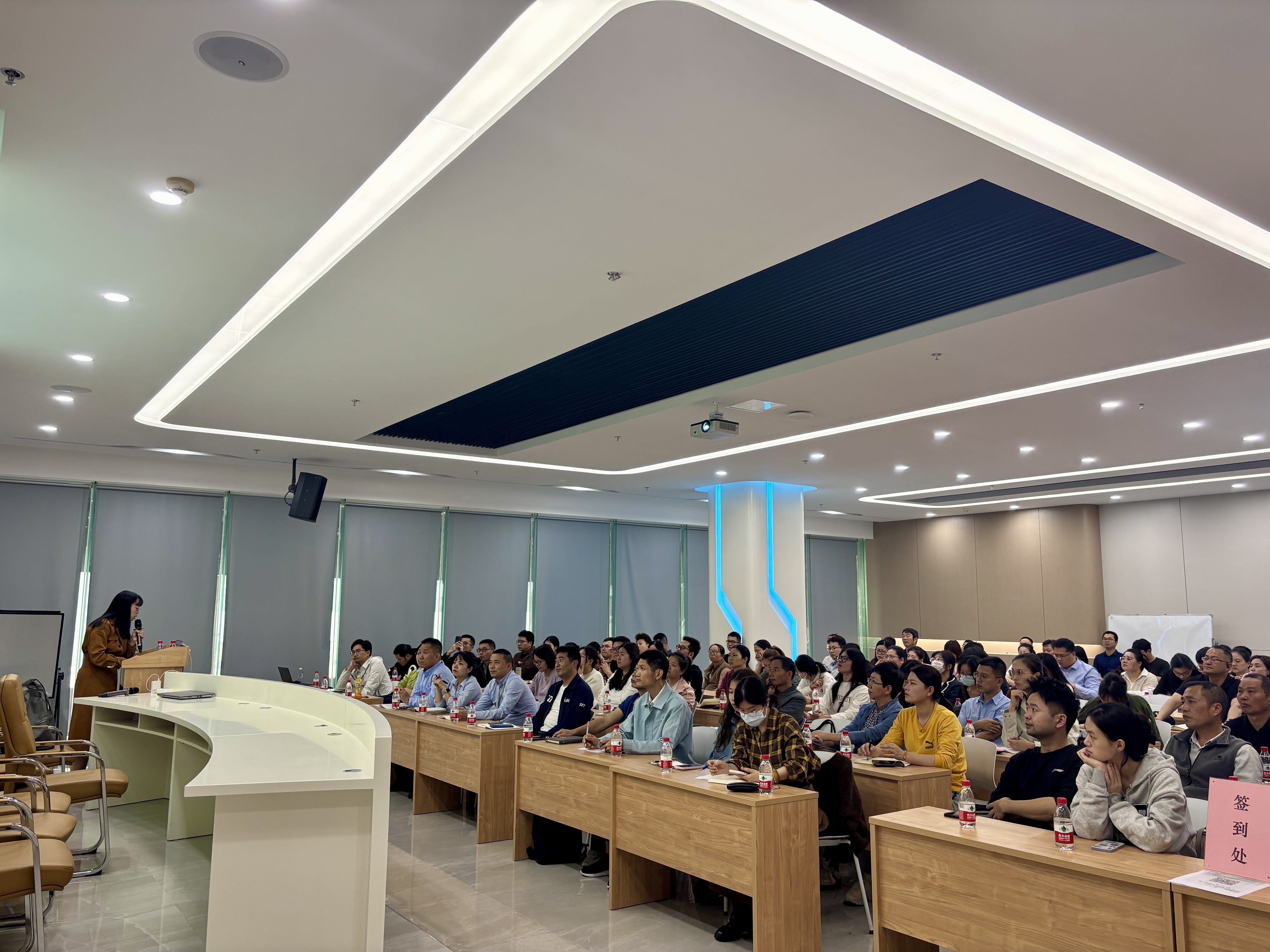 育成中心举办“企业环评与排污许可”管理培训班
